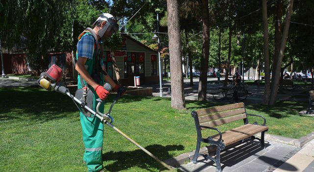 Siverek’te parklara bakım yapılıyor