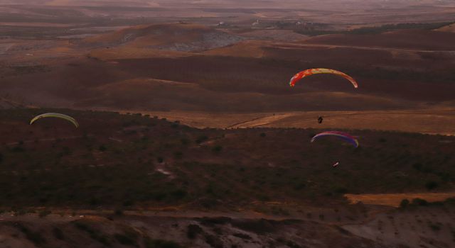 Karaköprü'de yamaç paraşütleri uçtu