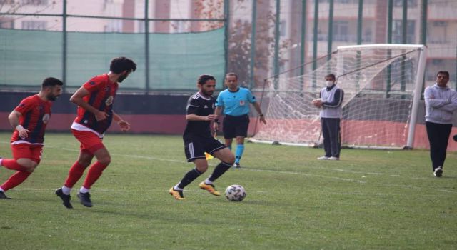 Karaköprü Belediyespor sahasında yıkıldı