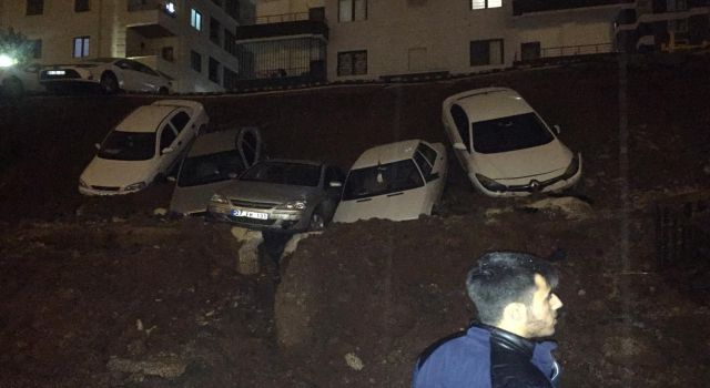 Şanlıurfa’da toprak kaydı, 6 araç devrildi