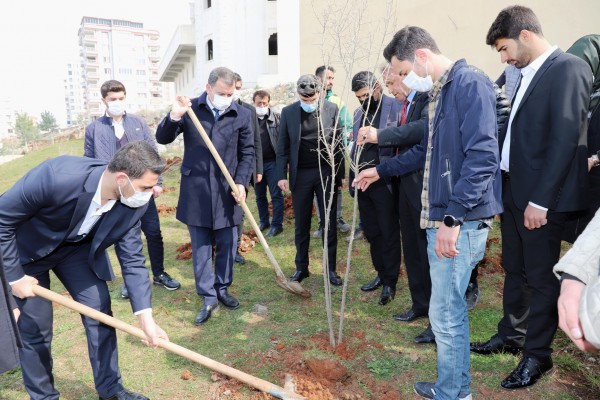 Karaköprü'de fidanlar toprakla buluştu