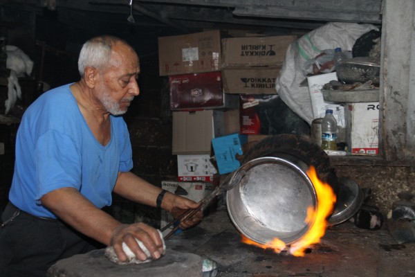 90 derecelik sıcaklıkta mesleğini yaşatmaya çalışıyor