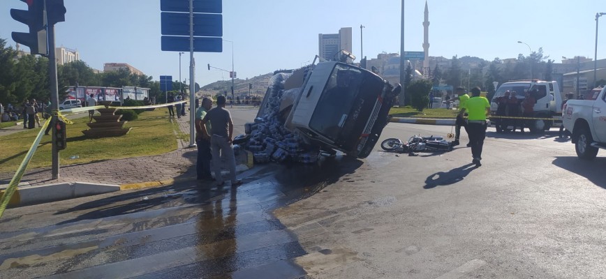 Kamyonet ile motosiklet çarpıştı: 1ölü, 1 yaralı