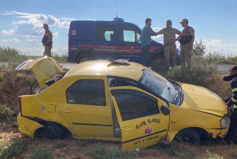 Akçakale’de otomobil şarampole devrildi: 2 yaralı