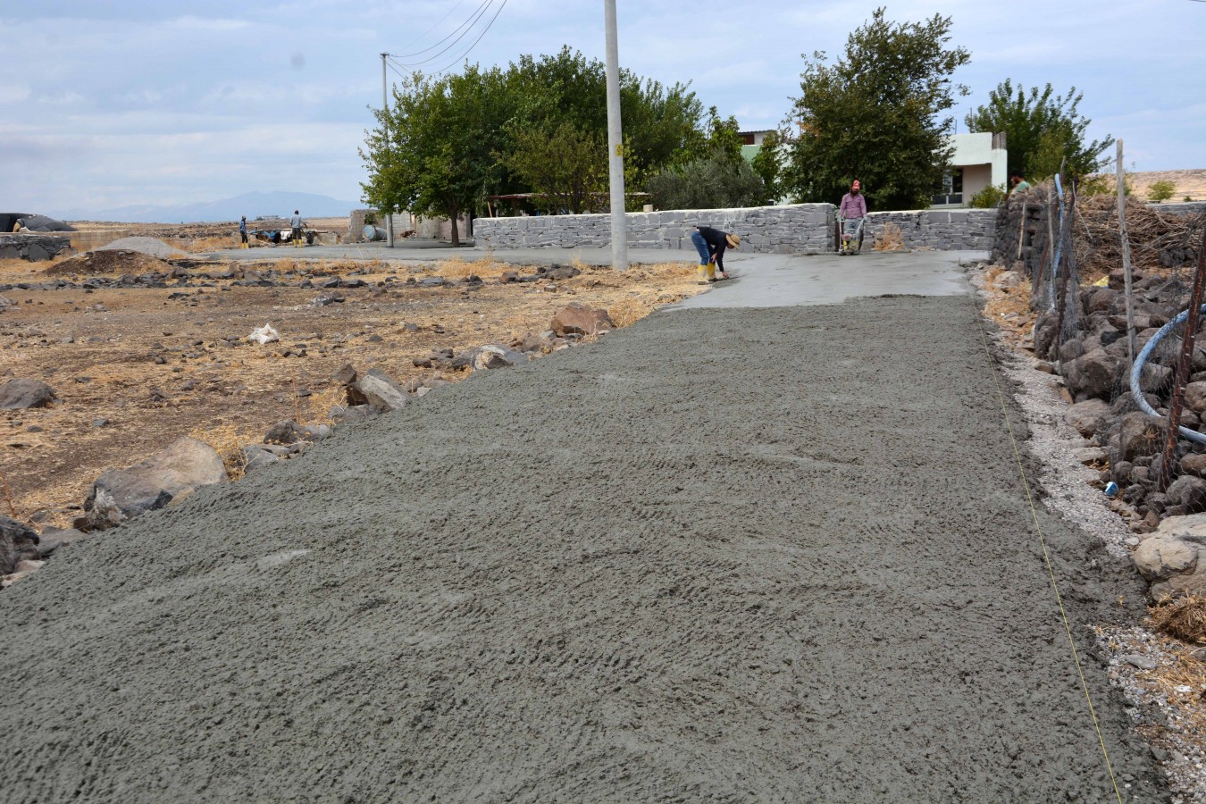 Siverek kırsalında beton yol çalışması başlatıldı