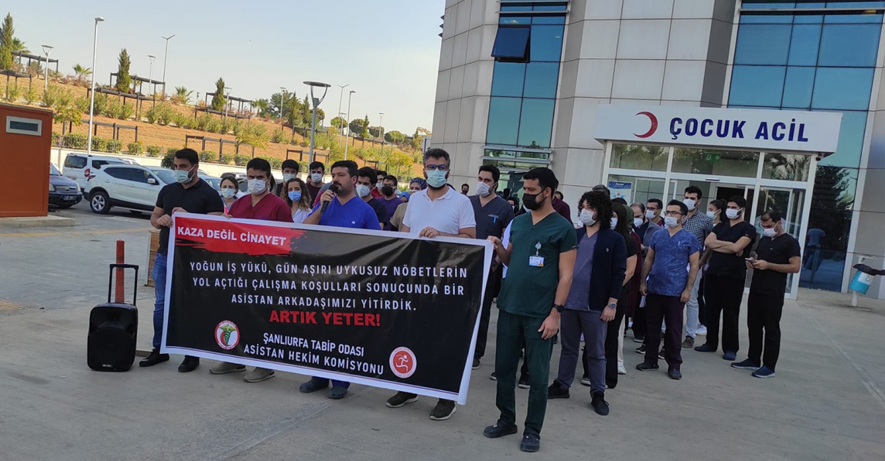 Şanlıurfa’da asistan hekimler Dr. Rümeysa Şen’in ayakta