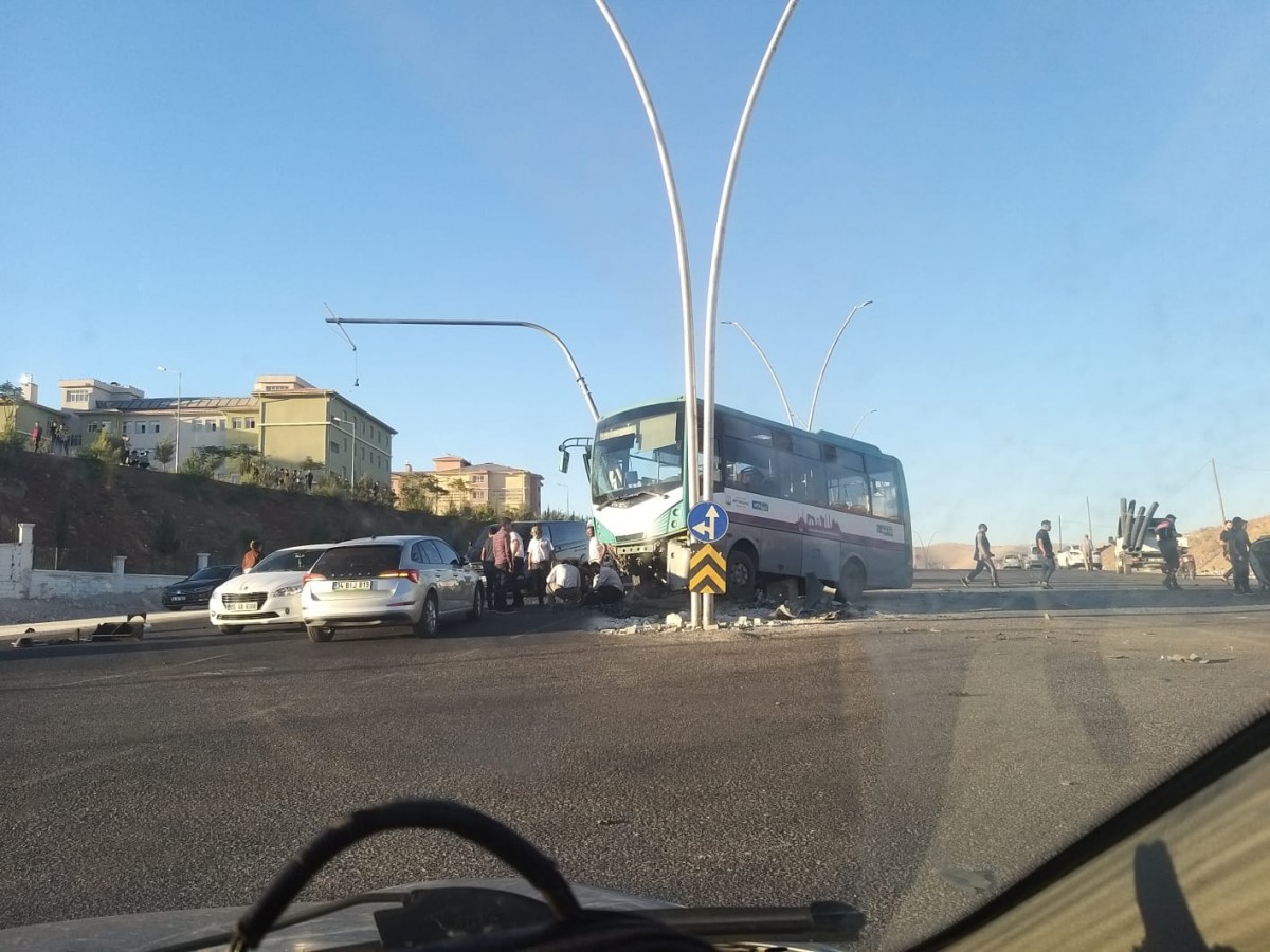 Urfa'da otobüs ile otomobil çarpıştı: 5'i ağır 8 yaralı