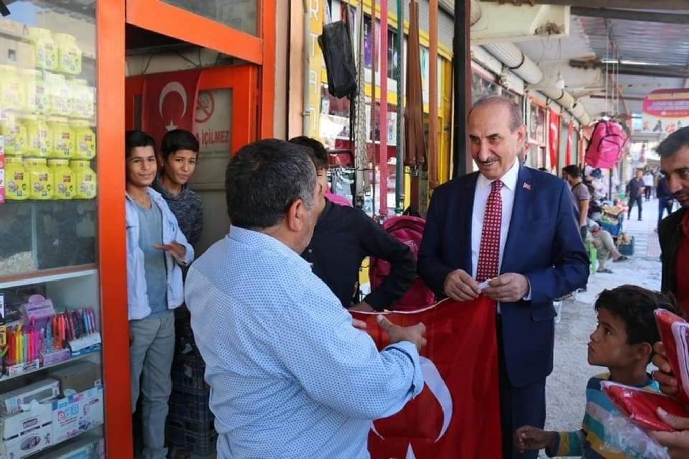 Yalçınkaya, harekatın yıl dönümünde esnafa Türk bayrağı dağıttı