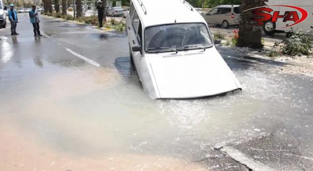 Urfa’da asfalt çöktü, otomobil çukura düştü