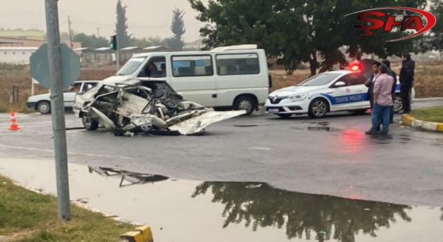 Urfa'da feci kaza! Otomobil hurdaya döndü