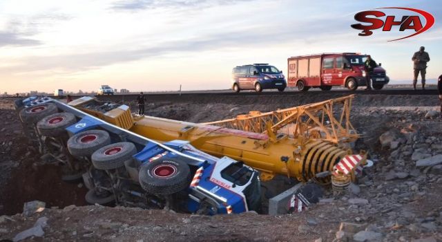 Urfa'da vinç şarampole devrildi: 2 yaralı