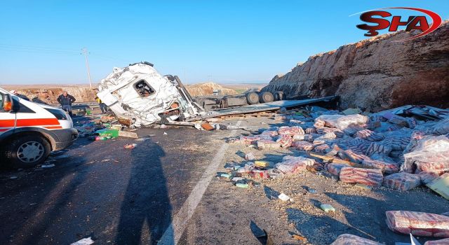 Urfa’da TIR devrildi! Ortalık adeta savaş alanına döndü