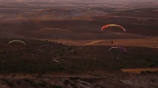 Karaköprü'de yamaç paraşütleri uçtu