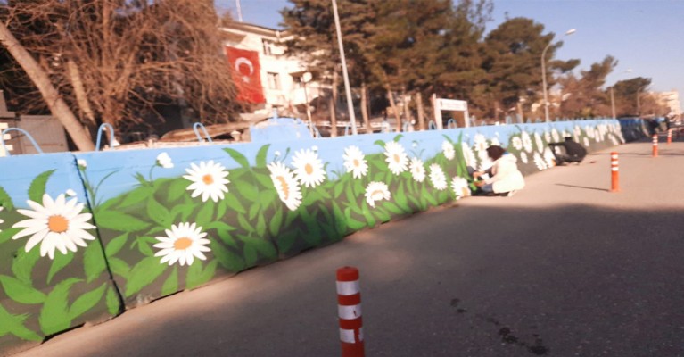 Gönüllü öğretmenlerden beton boyama çalışması