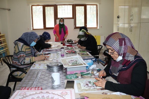 Karamek kurslarında kadınlar meslek öğreniyor