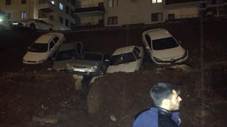 Şanlıurfa’da toprak kaydı, 6 araç devrildi