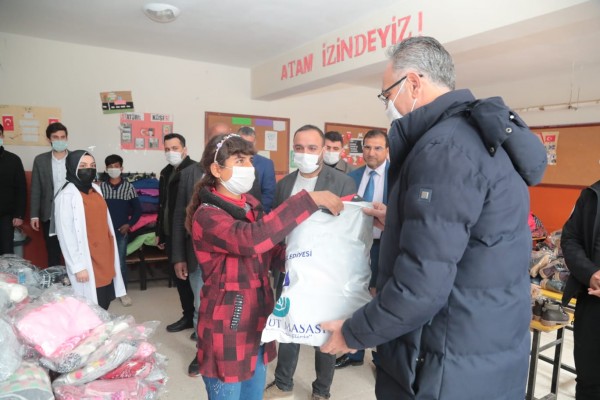 Eyyübiye'de öğrencilere yardım seti dağıtıldı