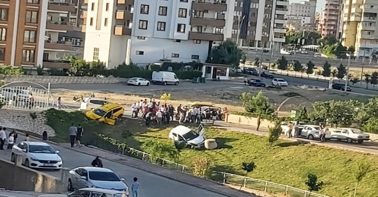 Karaköprü'de trafik kazası: 4 yaralı (-EK)