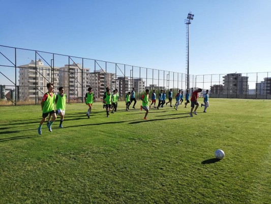 Karaköprü’de geleceğin futbolcuları yetişiyor