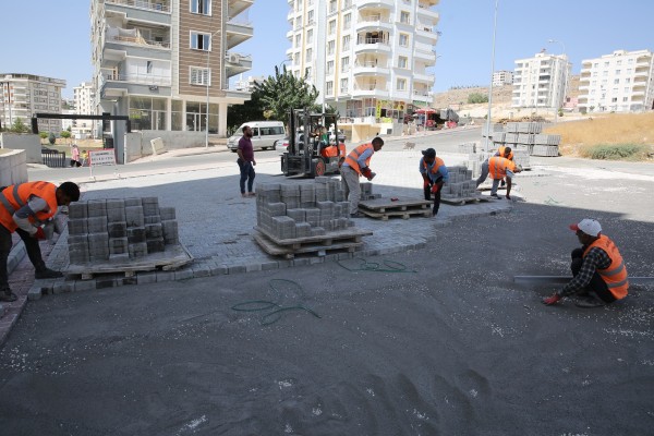 Karaköprü'de yollar kilitli parke ile döşeniyor