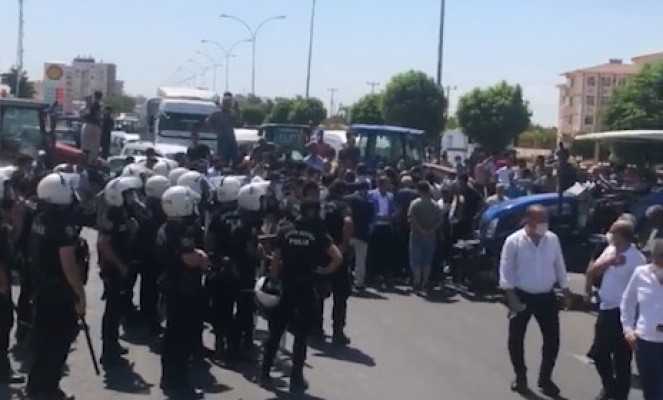 Şanlıurfa’da çiftçiler Diyarbakır yolunu kapattı