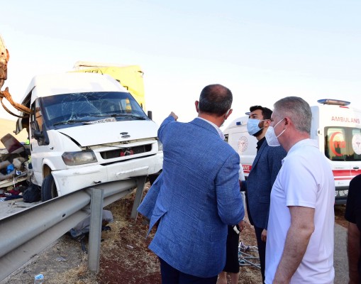 Tarım işçilerini taşıyan minibüse TIR çarptı: 3 ölü