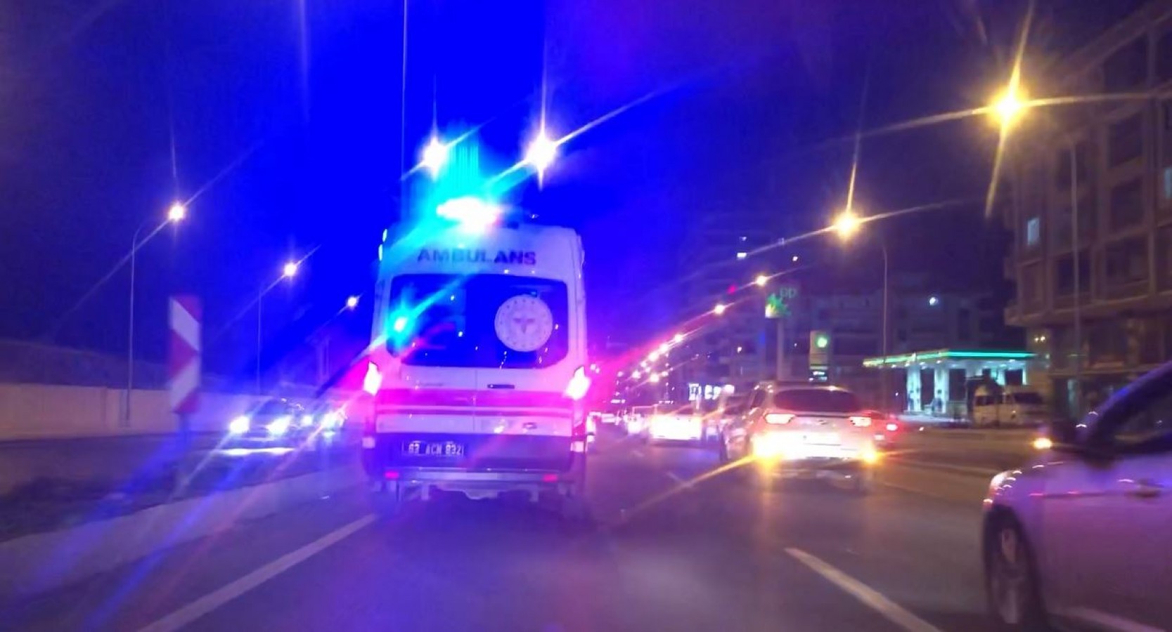 Urfa'da düğün konvoyu ambulansa geçit vermedi!