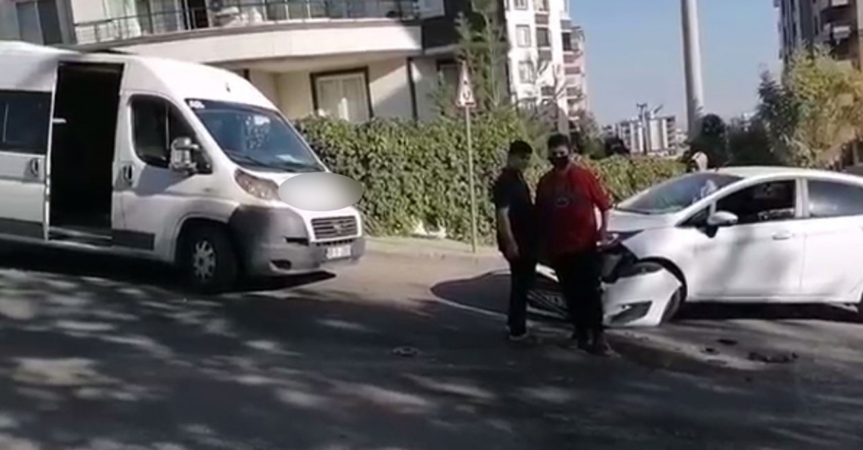 Urfa'da servisle otomobil kafa kafaya çarpıştı!