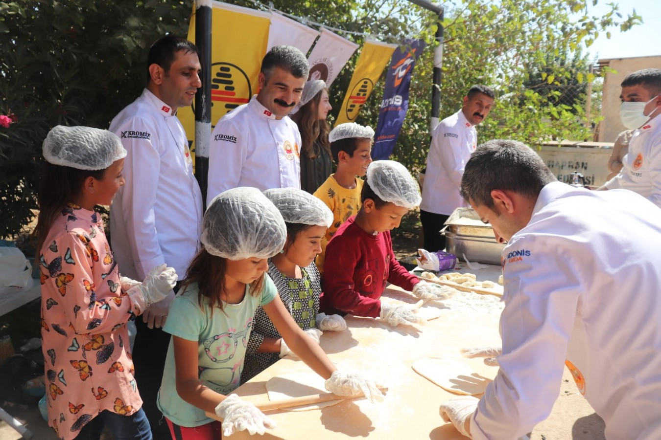 Gönüllü aşçılar Harranlı öğrencileri pizzayla buluşturdu