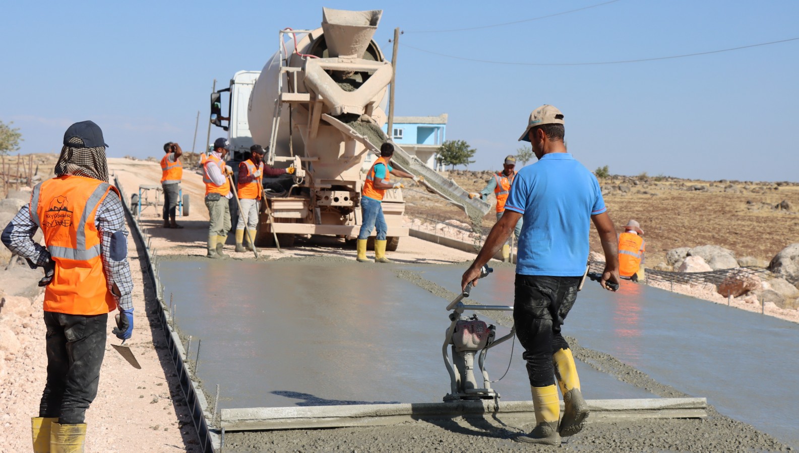 Hilvan’da çelik hasırlı beton yol uygulaması