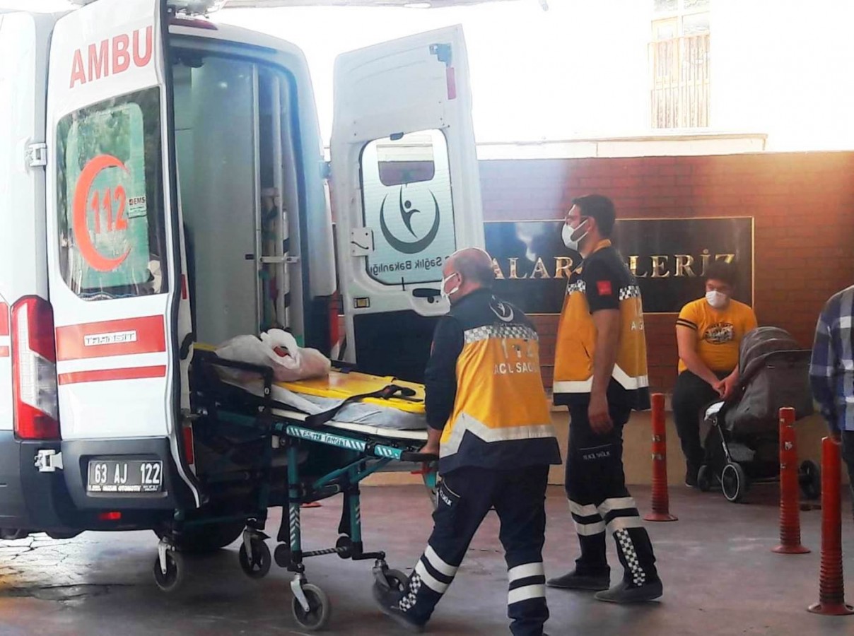 Şanlıurfa'da minibüs refüje çarptı: 3 yaralı