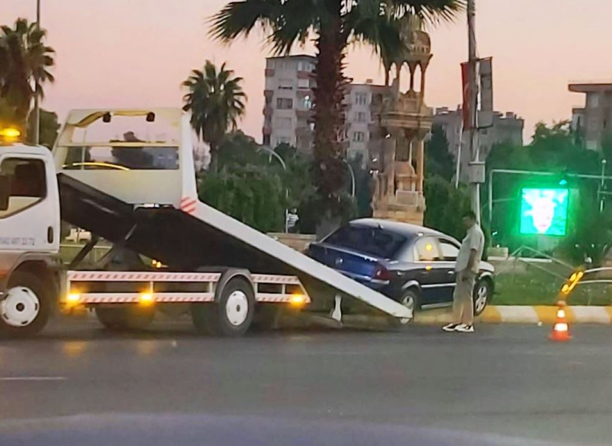 Şanlıurfa'da otomobil refüje çıktı