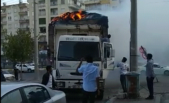 Şanlıurfa'da seyir halindeki kamyon bir anda alev aldı