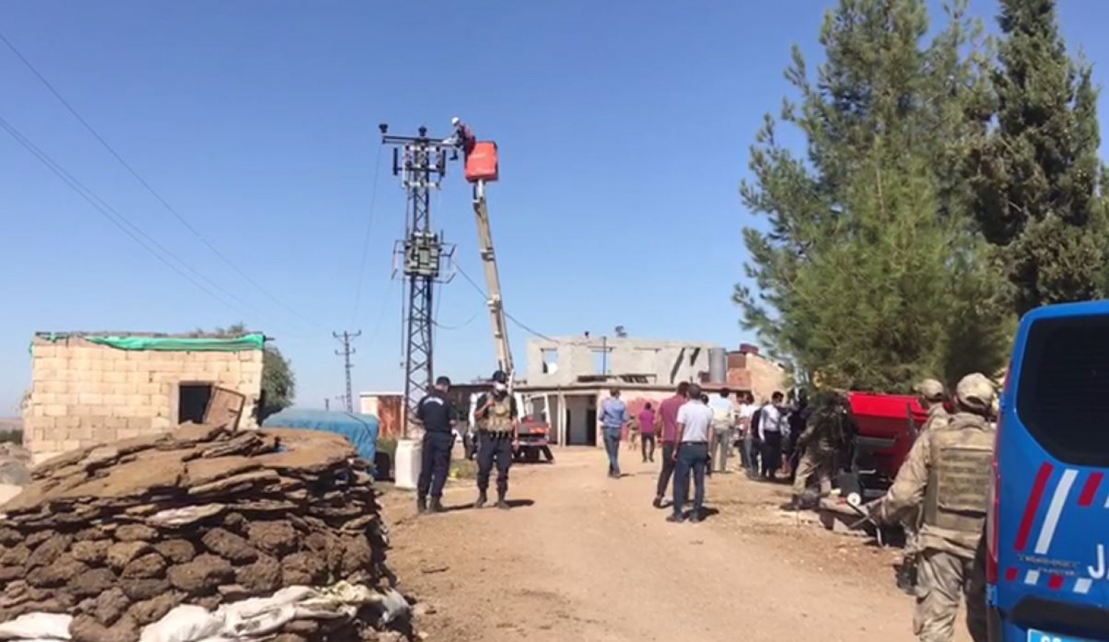 Urfa'da köylere jandarma destekli DEDAŞ operasyonu!