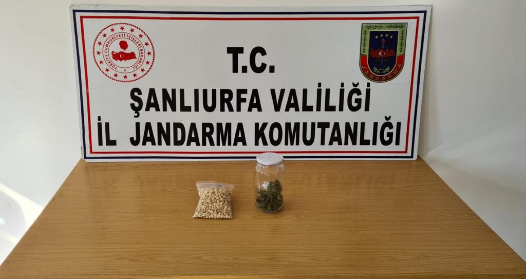 Urfa'da sulama boruları içinde uyuşturucu ve hap yakalandı!