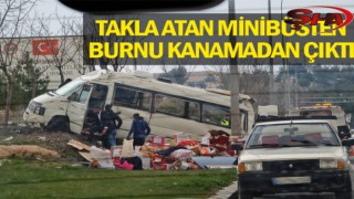 Akabe yolunda minibüs takla attı