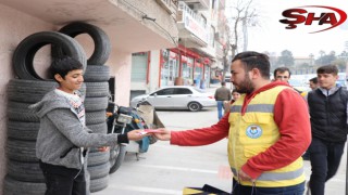 HALİLİYE’DE ÇANAKKALE ŞEHİTLERİ ANISINA BAYRAK DAĞITILDI