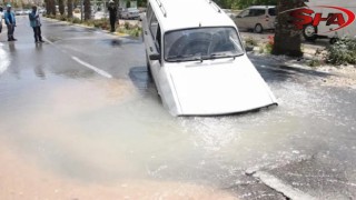 Urfa’da asfalt çöktü, otomobil çukura düştü