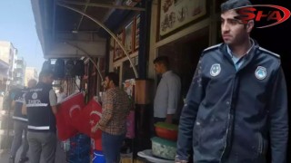 Bayrak dağıtan zabıta amiri bıçaklandı